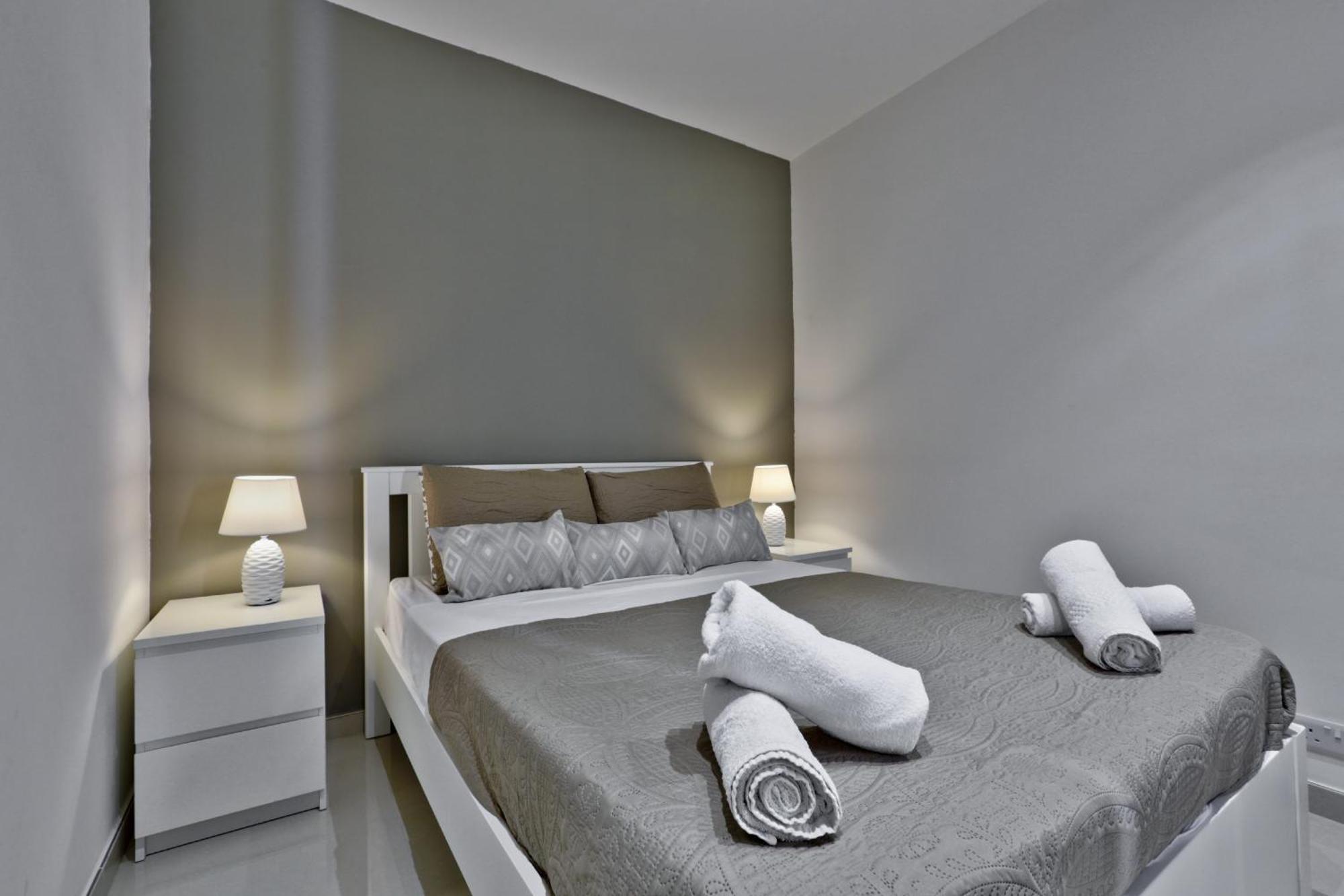 Exquisite 3-Bedroom Duplex Penthouse With Jacuzzi In Valletta Centre Ngoại thất bức ảnh