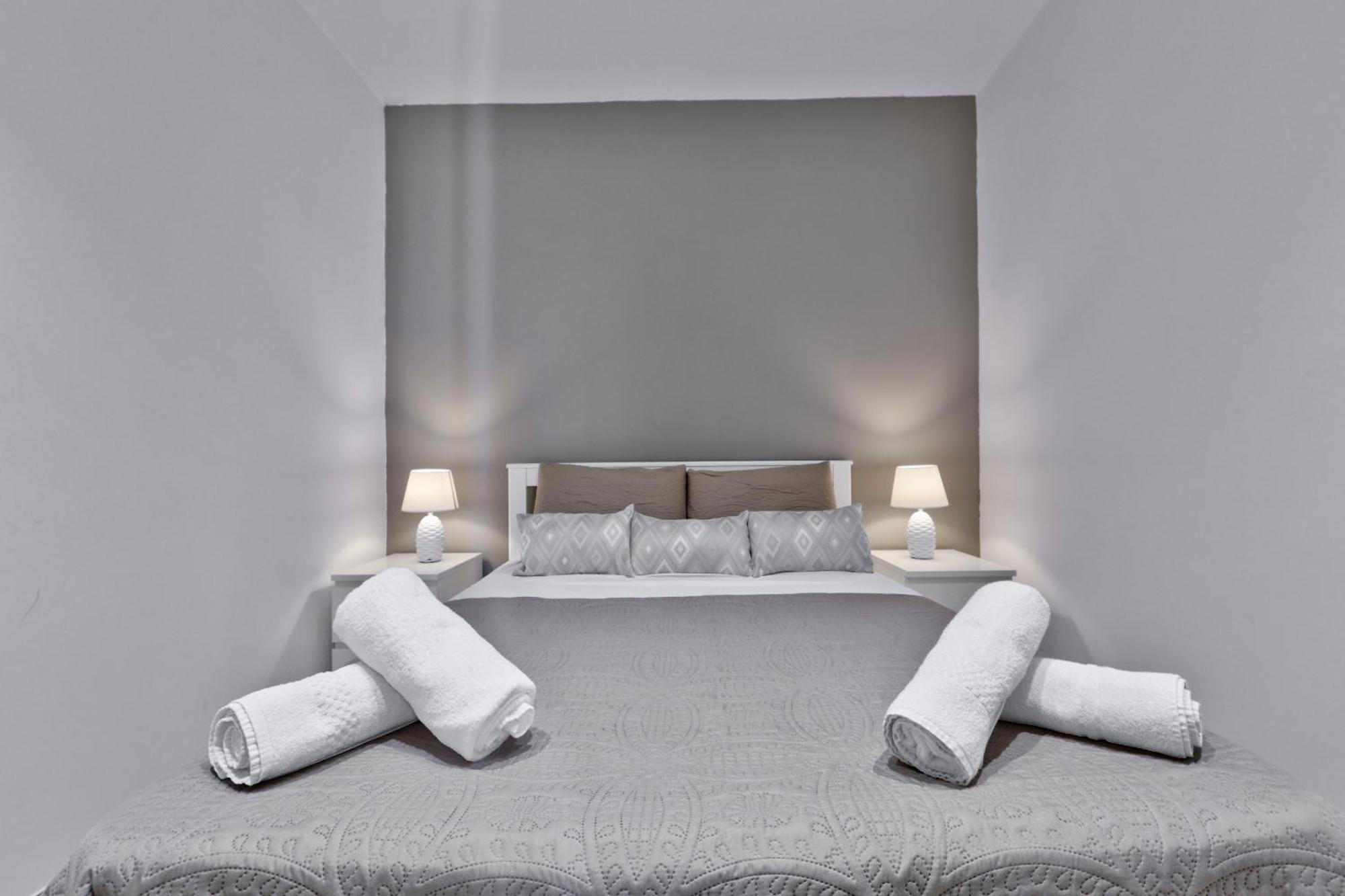 Exquisite 3-Bedroom Duplex Penthouse With Jacuzzi In Valletta Centre Ngoại thất bức ảnh